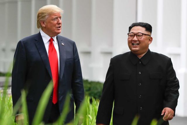 Tổng thống Donald Trump và nhà lãnh đạo Kim Jong-un gặp nhau tại Singapore năm 2018.