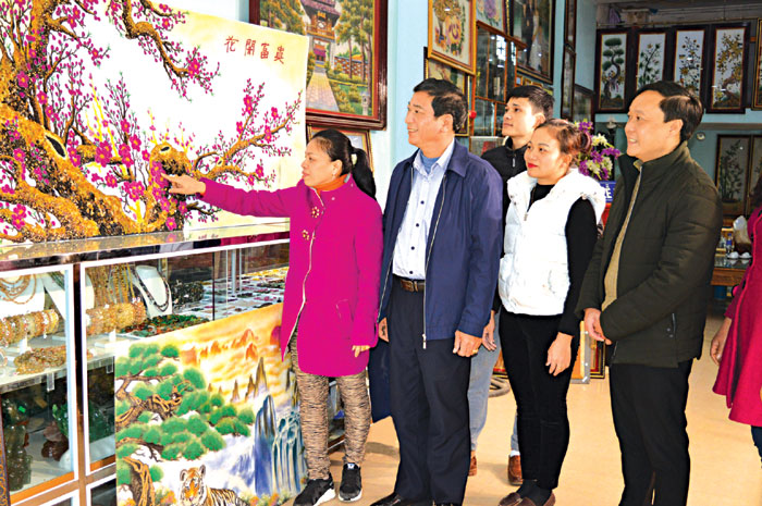 Đồng chí Bùi Văn Thịnh - Phó Bí thư Huyện ủy, Chủ tịch UBND huyện (thứ 2, từ trái sang) thăm cơ sở sản xuất tranh đá quý.