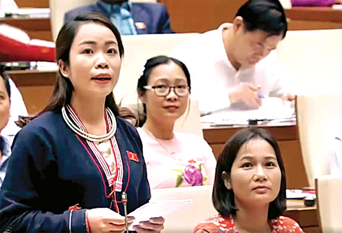 Nữ đại biểu Quốc hội tỉnh Yên Bái Triệu Thị Huyền tham gia chất vấn tại kỳ họp Quốc hội.
