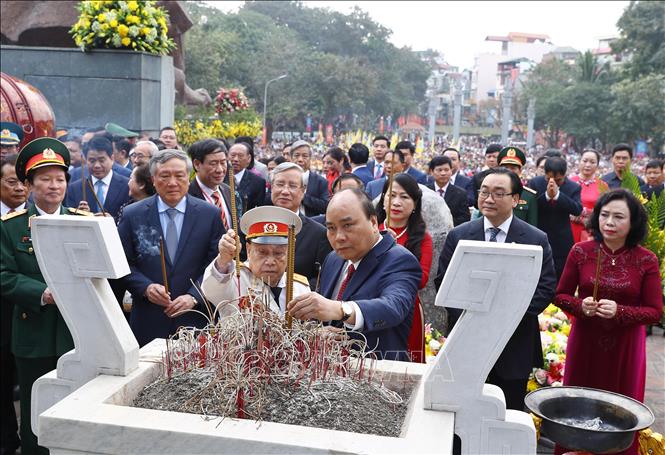 Thủ tướng Nguyễn Xuân Phúc và các đại biểu dâng hoa, dâng hương tại Lễ kỷ niệm.