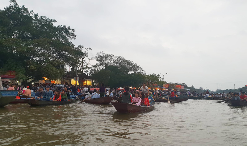 Trên suối Yến tấp nập đò chở du khách thập phương về chùa Hương trảy hội.