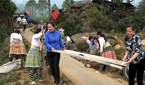 Phụ nữ thôn Tà Xùa chung tay giữ gìn vệ sinh đường thôn sạch đẹp.