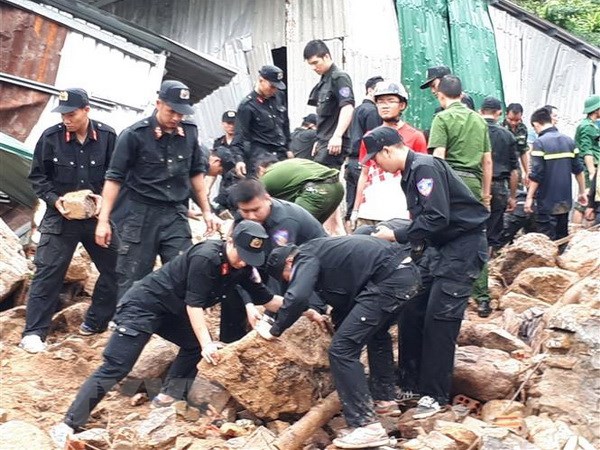 Các lực lượng chức năng được huy động đến hiện trường và tìm kiếm các nạn nhân mất tích trong vụ sạt lở núi và gây sập nhà tại xã Phước Đồng, thành phố Nha Trang.