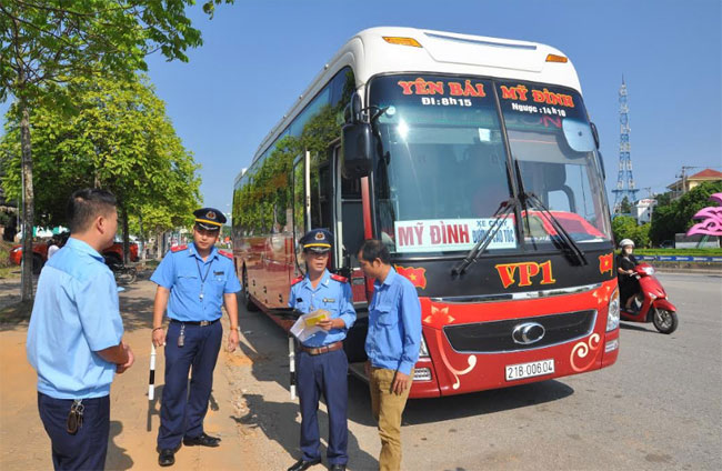 Lực lượng thanh tra giao thông kiểm tra phương tiện vận tải hành khách đường bộ.