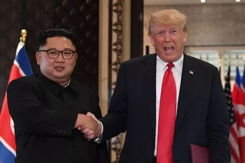 Tổng thống Mỹ Donald Trump (phải) bắt tay Nhà lãnh đạo Triều Tiên Kim Jong-un (trái).