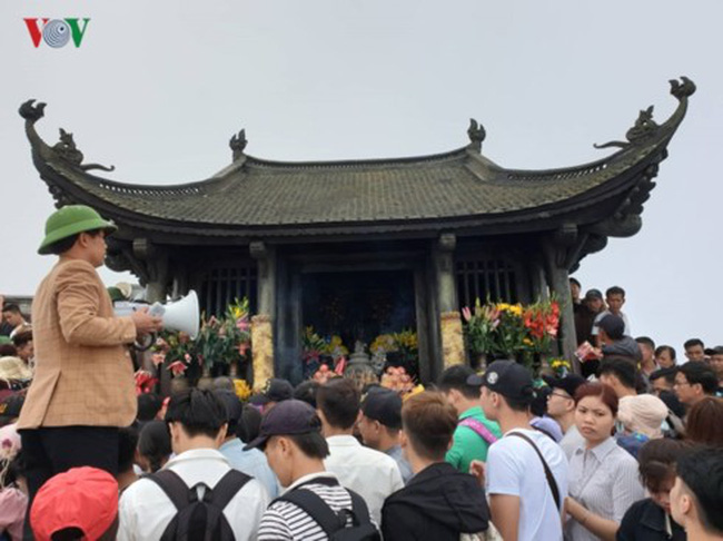 Dù đến mùng 10 mới chính thức khai hội nhưng trước đó, hàng nghìn du khách đã đổ về lễ phật tại Yên Tử, Quảng Ninh.
