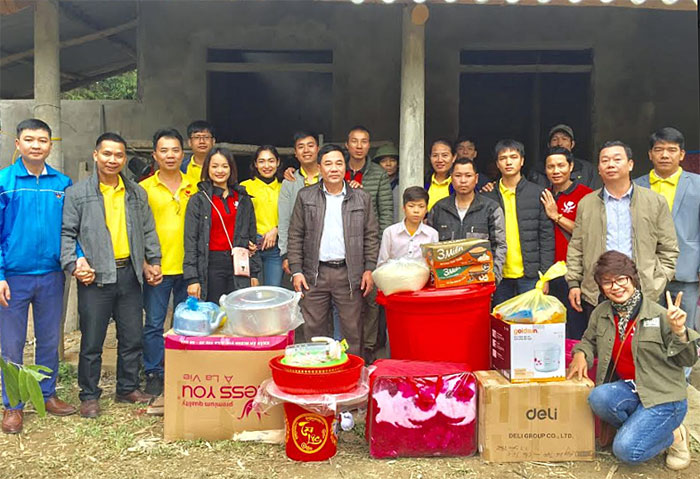 Nhóm Thiện nguyện Lục Yên tặng quà cho gia đình em Bàn Văn Lâm, thôn Khe Hùm, xã Trung Tâm, huyện Lục Yên.