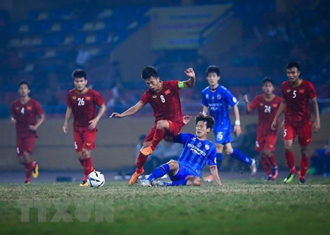 Pha tranh chấp bóng của cầu thủ hai đội U22 Việt Nam và câu lạc bộ Ulsan Hyundai.