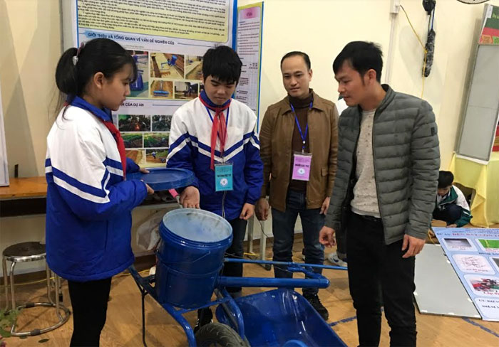 Hai em Hoàng Bảo Phúc và Hoàng Thị Thủy Tiên giới thiệu “dụng cụ làm vườn 5 trong 1” tại Cuộc thi Khoa học - Kỹ thuật dành cho học sinh trung học cấp tỉnh, năm học 2018 - 2019.