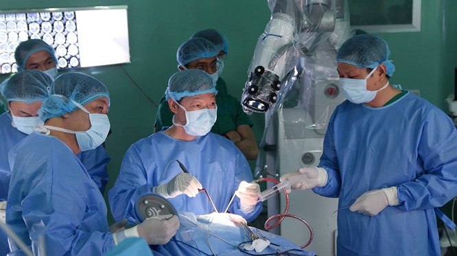 Ca phẫu thuật u não bằng robot Modus V Synaptive đầu tiên tại châu Á.