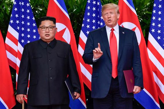 Tổng thống Mỹ và lãnh đạo Triều Tiên Kim Jong-un trong cuộc gặp lần một tại Singapore năm ngoái