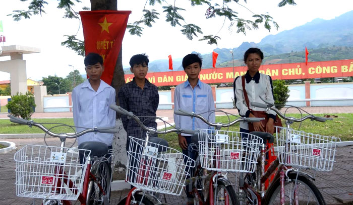 Học sinh có hoàn cảnh đặc biệt khó khăn của huyện Văn Chấn được các tổ chức xã hội hỗ trợ xe đạp.