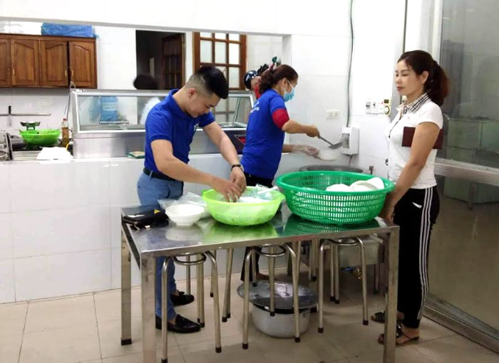 Tình nguyện viên của Bệnh viện chuẩn bị bữa ăn từ thiện cho bệnh nhân.