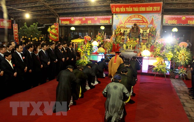 Lãnh đạo tỉnh Thái Bình và đông đảo quần chúng nhân dân làm lễ bái yết tại Khu di tích Quốc gia đặc biệt Đền thờ và lăng mộ các vị vua Trần.