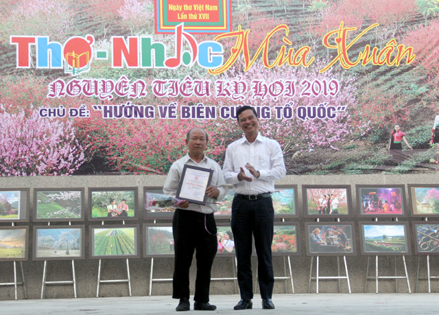 Đồng chí Dương Văn Tiến - Phó Chủ tịch UBND tỉnh, trao giải cho các tác giả có tác phẩm thơ xuất sắc đạt giải Nhì cuộc thi Thơ trên Tạp chí Văn nghệ Yên Bái 2018.