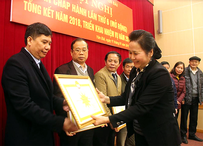 Thừa ủy quyền, đồng chí Ngô Thị Chinh - Chủ tịch Hội Khuyến học tỉnh trao bằng khen của Ban Chấp hành Trung ương Hội Khuyến học Việt Nam cho các tập thể đạt thành tích trong hoạt động khuyến học năm 2018.
