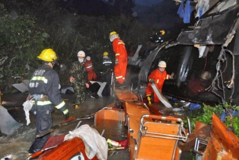Nhân viên cứu hộ được điều động tới hiện trường để giải cứu nạn nhân vụ xe buýt chở đoàn thể thao gặp nạn ở Bolivia hồi tháng 1/2019.