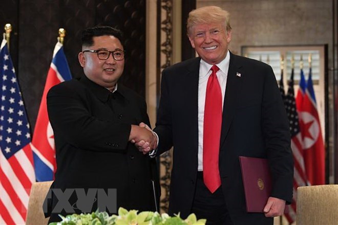 Tổng thống Mỹ Donald Trump (phải) và nhà lãnh đạo Triều Tiên Kim Jong-un tại hội nghị thượng đỉnh ở Singapore ngày 12/6/2018.