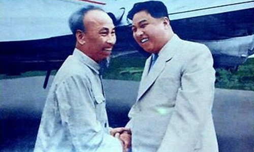 Chủ tịch Hồ Chí Minh (trái) và Thủ tướng Kim Nhật Thành tại Bình Nhưỡng năm 1957.