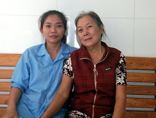 Bà Đặng Thị Dần và hộ lý Nguyễn Thị Mai.