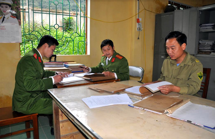 Lực lượng chức năng rà soát đối tượng nghiện ma túy trên địa bàn xã Phúc Sơn.
