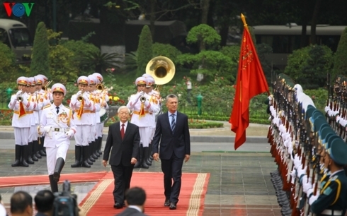 Tổng Bí thư, Chủ tịch nước Nguyễn Phú Trọng cùng Tổng thống Argentina Mauricio Macri duyệt đội danh dự Quân đội Nhân dân Việt Nam.