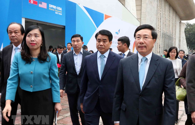 ​Bà Lê Thị Thu Hằng (áo xanh) cùng Phó Thủ tướng, Bộ trưởng Bộ Ngoại giao Phạm Bình Minh và các đại biểu dự Lễ khai trương Trung tâm Báo chí quốc tế phục vụ Hội nghị Thượng đỉnh Mỹ-Triều Tiên lần thứ hai.