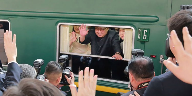 Lãnh đạo Triều Tiên Kim Jong-un (giữa) trên chuyến tàu trở về Bình Nhưỡng sau chuyến thăm Bắc Kinh năm 2018.