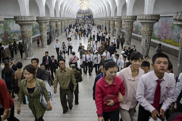 Người dân Triều Tiên tại một ga tàu điện ngầm ở Bình Nhưỡng ngày 9/10/2015.