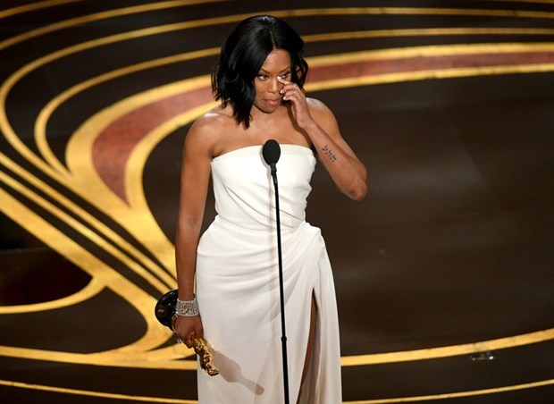 Diễn viên Regina King xúc động khi giành giải Oscar ở hạng mục Nữ diễn viên phụ xuất sắc.