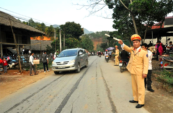 Lực lượng cảnh sát giao thông huyện Lục Yên hướng dẫn, phân luồng giao thông tại các tuyến đường dẫn vào khu vực tổ chức lễ hội.