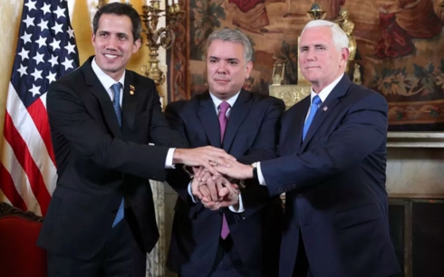 Lãnh đạo phe đối lập Venezuela Juan Guaido (trái), Tổng thống Colombia Iván Duque Márquez (giữa) và Phó Tổng thống Mike Pence gặp nhau tại Bogota