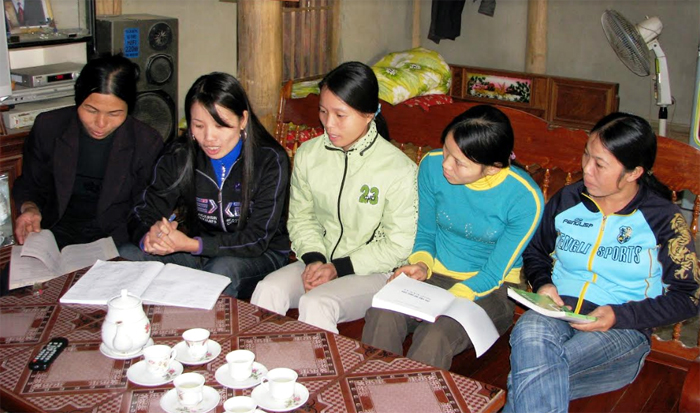 Cán bộ phụ nữ xã Đại Phác, huyện Văn Yên vận động hội viên tích cực tham gia xây dựng nông thôn mới.