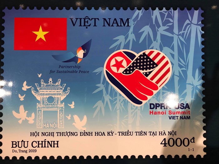 Bộ tem “Chào mừng Hội nghị thượng đỉnh Hoa Kỳ - Triều Tiên” do họa sỹ Nguyễn Du và Tô Minh Trang của Tổng công ty Bưu điện Việt Nam thiết kế.