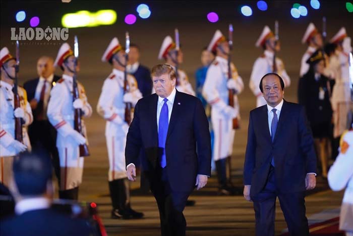 Tổng thống Donald Trump tới sân bay Nội Bài vào tối 26.2.