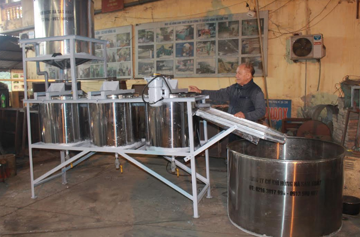 Ông Vũ Hữu Lê giới thiệu sản phẩm hệ thống lọc bột dong.