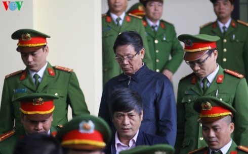 Ông Phan Văn Vĩnh và Nguyễn Thanh Hóa trong phiên xử sơ thẩm vụ đánh bạc nghìn tỷ.