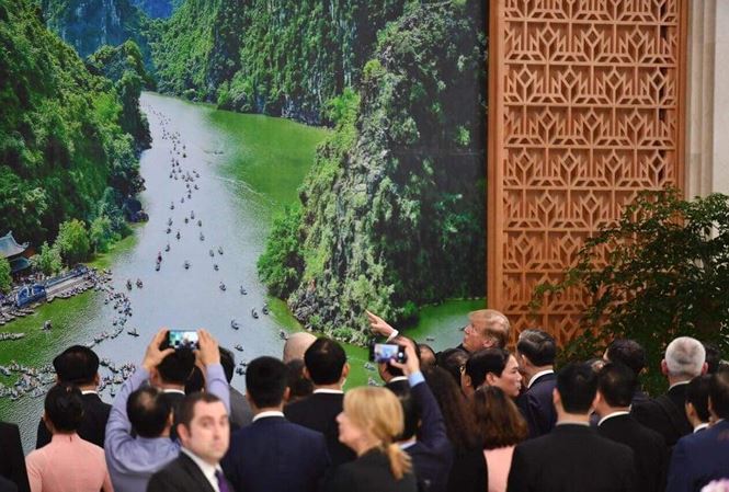 Tổng thống Mỹ thích thú với phong cảnh thiên nhiên Việt Nam.