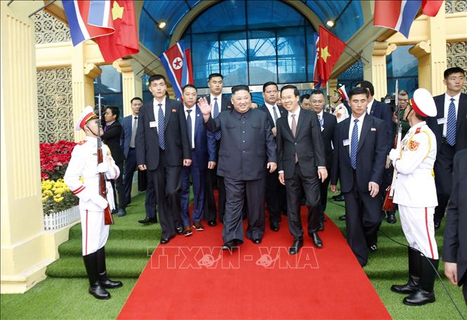 Chủ tịch Triều Tiên Kim Jong-un vẫy tay chào nhân dân tỉnh Lạng Sơn ra đón đoàn tại ga Đồng Đăng (ảnh chụp lúc 8 giờ 23 phút ngày 26-2).