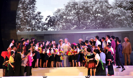 Hoạt cảnh Bác Hồ thăm Yên Bái được tái hiện sinh động tại Lễ kỷ niệm 60 năm Người lên thăm và nói chuyện với nhân dân các dân tộc tỉnh Yên Bái tổ chức năm 2018. Ảnh Thu Trang