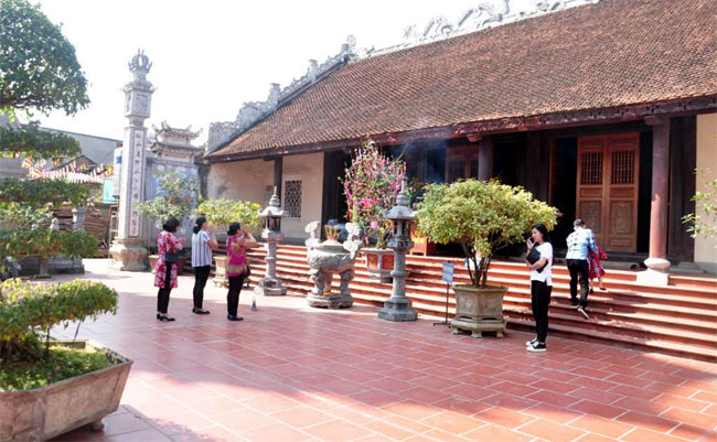 Du khách thập phương đến tham quan và chiêm bái tại chùa Tùng Lâm Ngọc Am.