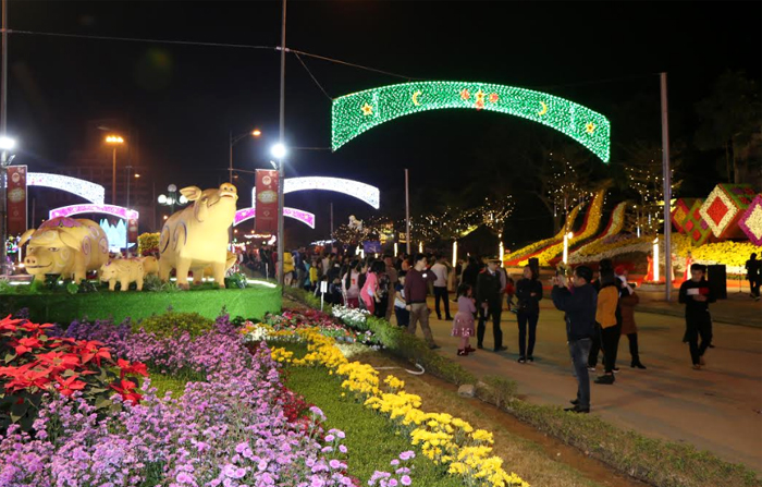 Đường hoa thu hút đông đảo người dân đến tham quan dịp tết Nguyên đán. (Ảnh: Thanh Chi)