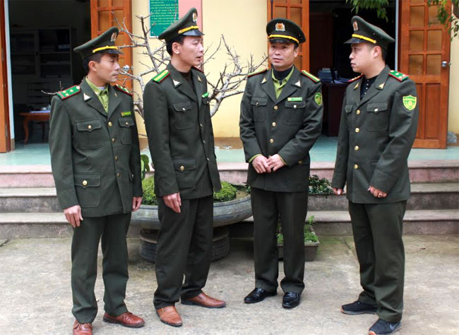 Cán bộ Hạt Kiểm lâm huyện Trạm Tấu trao đổi nghiệp vụ giữ rừng trong dịp tết Nguyên đán 2019.
