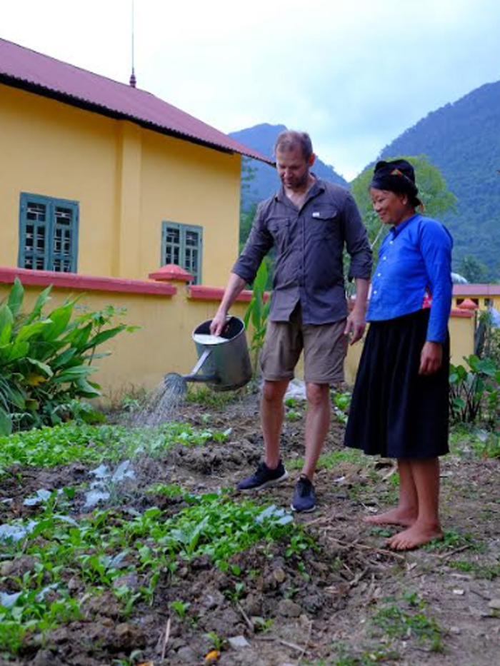 Khách du lịch nước ngoài trải nghiệm công việc làm vườn cùng người dân tại homestay Xôi, xã Lâm Thượng, huyện Lục Yên.