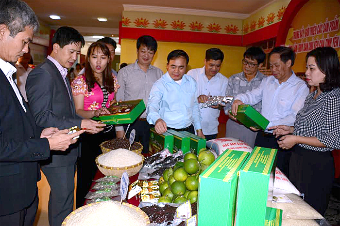 Các đại biểu tham quan gian hàng sản phẩm nông nghiệp của tỉnh Yên Bái.