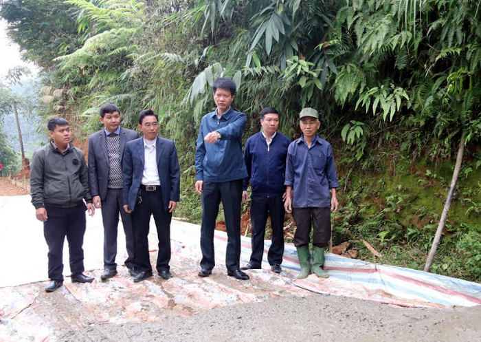 Đồng chí Nguyễn Thế Phước - Bí thư Huyện ủy kiểm tra phong trào xây dựng giao thông nông thôn tại xã Lương Thịnh.