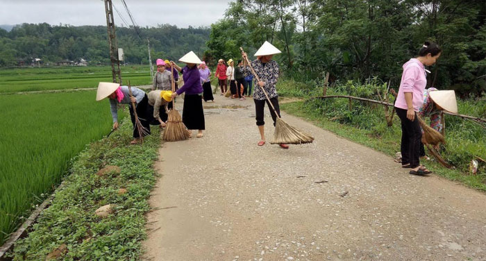 Hàng tuần, phụ nữ xã Nghĩa Phúc tham gia vệ sinh đường làng, ngõ xóm tạo cảnh quan sạch đẹp.