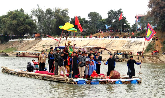 Nghi lễ rước Mẫu sang sông tại lễ hội đền Đông Cuông ngày Mão đầu tiên của tháng Giêng hàng năm thu hút nhiều du khách thập phương.