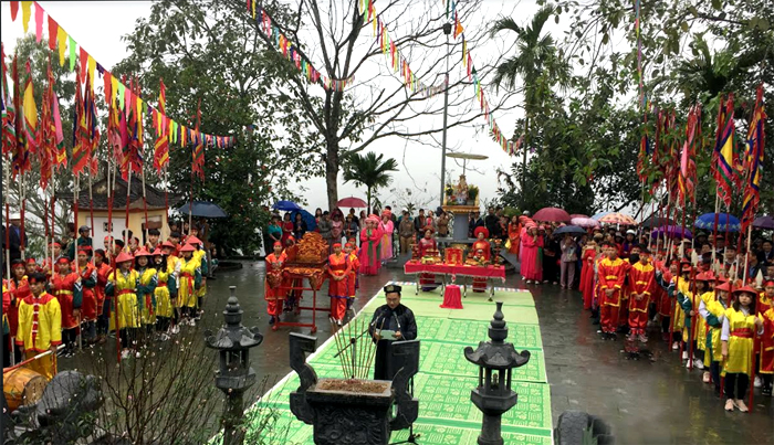 Lễ hội đền Mẫu Thác Bà hàng năm thu hút đông đảo nhân dân và du khách thập phương tham dự.
