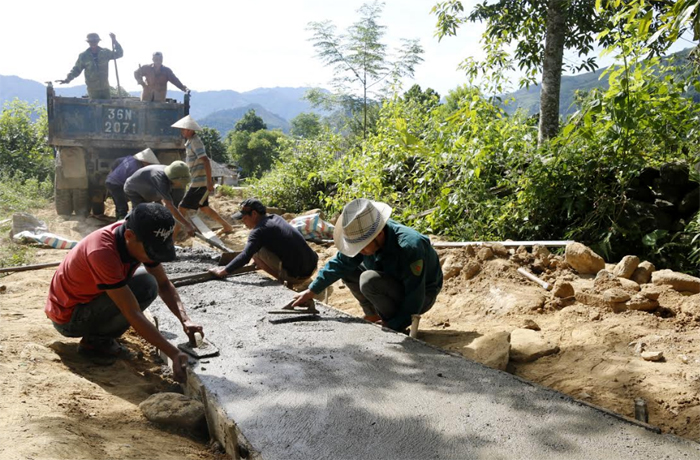 Người dân xã Phong Dụ Thượng tham gia làm tuyến đường giao thông đặc thù.